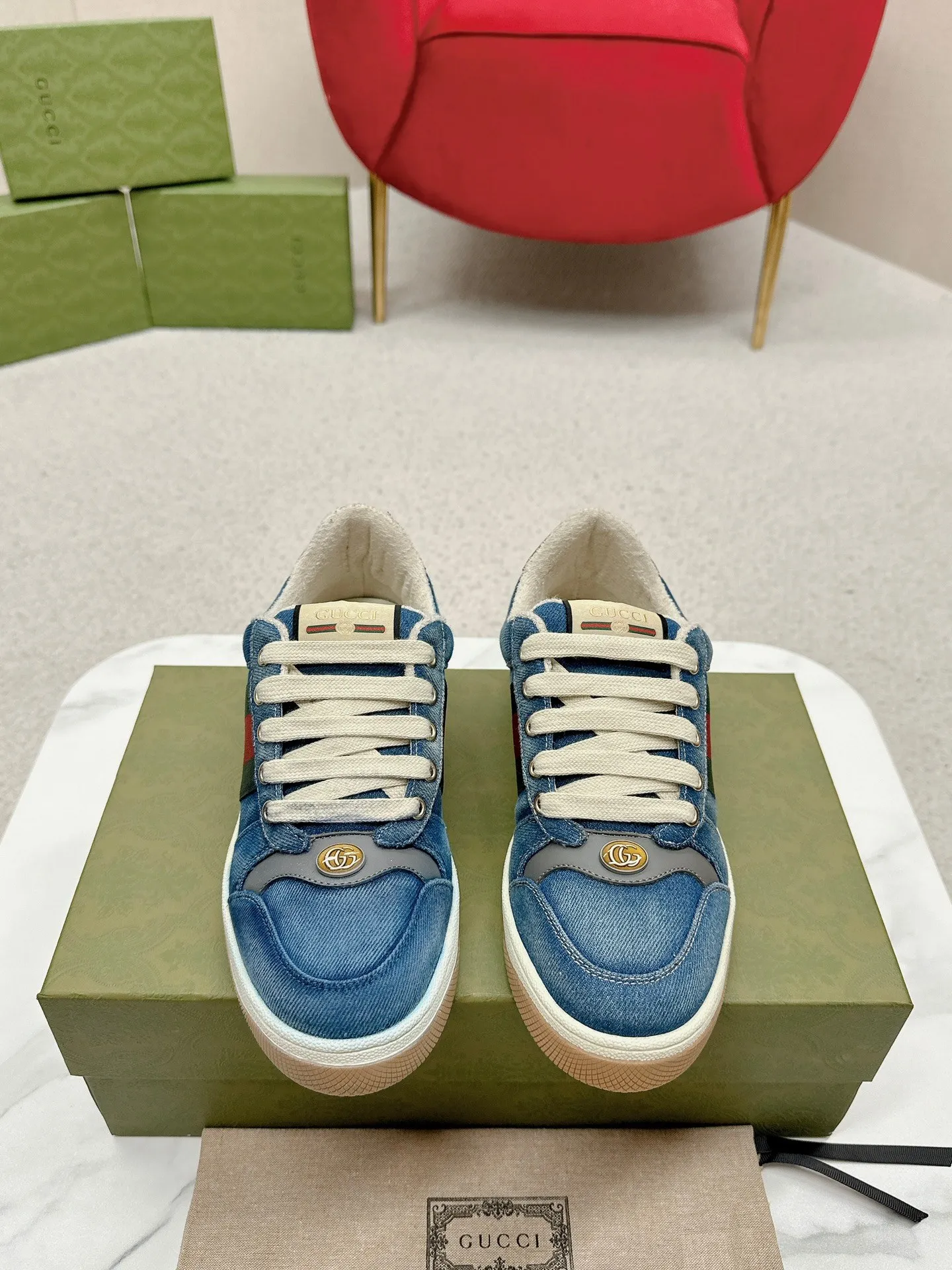 👟👟Ex-factory price 560👟👟 Men’s size +10 Gucci——purchased version GG series distressed dirty shoes-hot style is coming! 9 times out of 10 sales, you will definitely get the money. Ready stock! Spot goods! Spot goods! New colors added - the ultimate version on the market! Purchase the original version and develop it... fabric, material, outsole, and details can be compared at will! Open-mold Swarovski one-to-one replica rhinestone chain...Metal cherry pendant...Metal double G crystal cylindrical mark...Gucci original customized narrow webbing...Super flash series - flash diamond chain. The cherry decoration is detachable and can be changed into two to match with each other to show your personality. Exclusive color-brushed cowhide fabric. Hand-made distressed is very textured and has a sense of luxury! The details of the workmanship can be seen in the drawings, and no line is missed. The original terry cloth is delicate, soft and more comfortable and breathable. The privately stamped two-color original TPU outsole (lower layer is wider, upper layer is narrower). Matching packaging⭐️ Size: Female 35-40 Male 39-44 (Female 41 Male 45 customized)